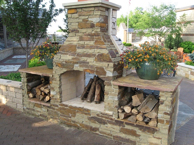 Modelo de patio tradicional sin cubierta en patio lateral con chimenea y adoquines de ladrillo