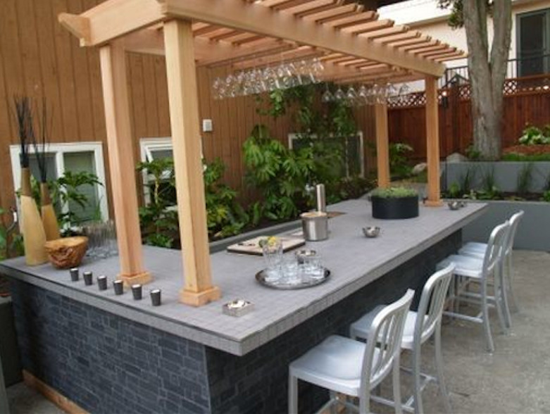 Cette image montre une grande terrasse arrière design avec une cuisine d'été et un gazebo ou pavillon.