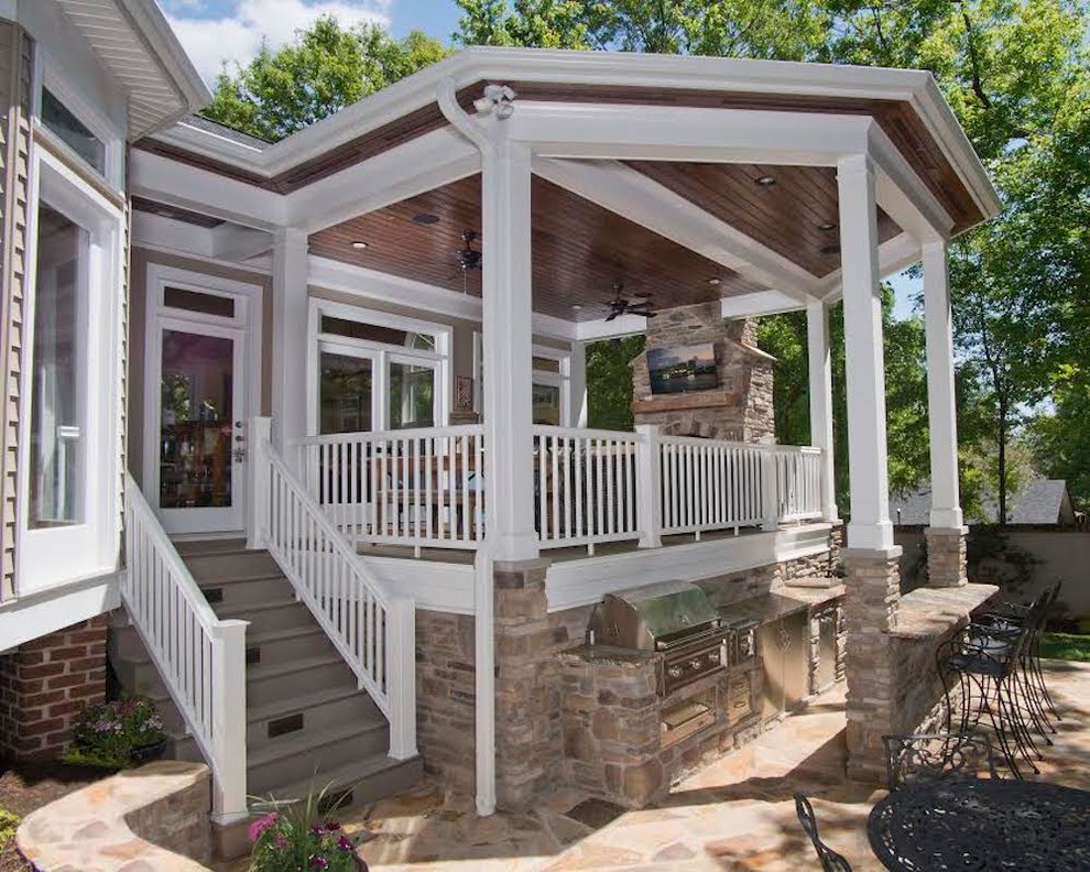 Idées déco pour une terrasse arrière classique de taille moyenne avec une cuisine d'été, des pavés en pierre naturelle et une extension de toiture.