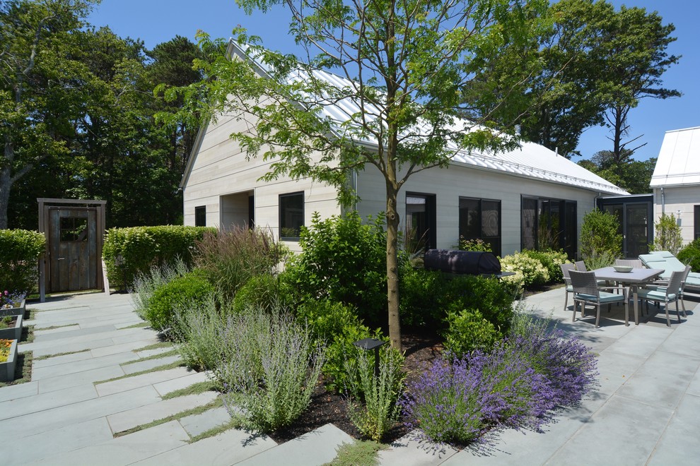 Стильный дизайн: двор среднего размера на внутреннем дворе в морском стиле с мощением тротуарной плиткой без защиты от солнца - последний тренд