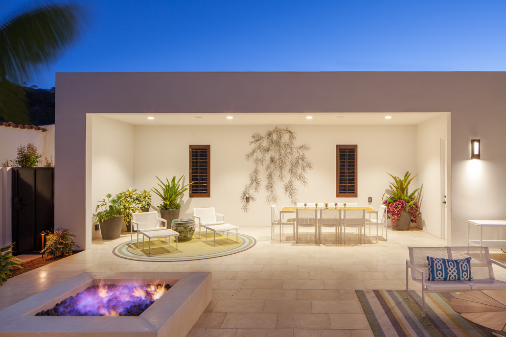 Свежая идея для дизайна: двор в средиземноморском стиле с местом для костра - отличное фото интерьера