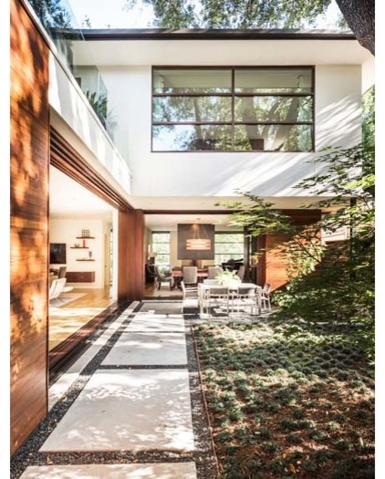 Источник вдохновения для домашнего уюта: большой двор на заднем дворе в современном стиле с покрытием из гравия без защиты от солнца