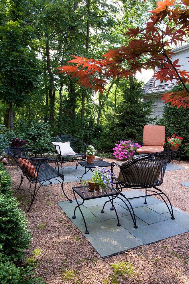 Идея дизайна: маленький двор на заднем дворе в стиле неоклассика (современная классика) с покрытием из гранитной крошки без защиты от солнца для на участке и в саду