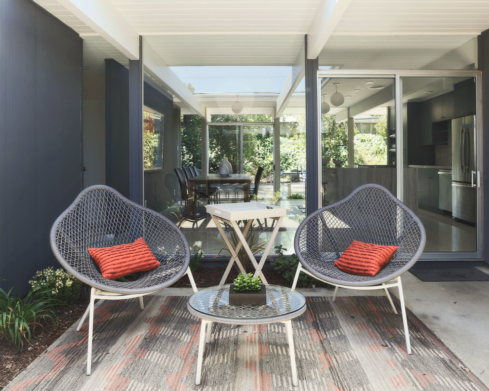 Стильный дизайн: большой двор на заднем дворе в стиле ретро с покрытием из бетонных плит без защиты от солнца - последний тренд