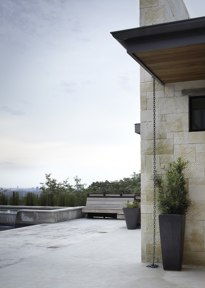 Стильный дизайн: двор в современном стиле с фонтаном - последний тренд