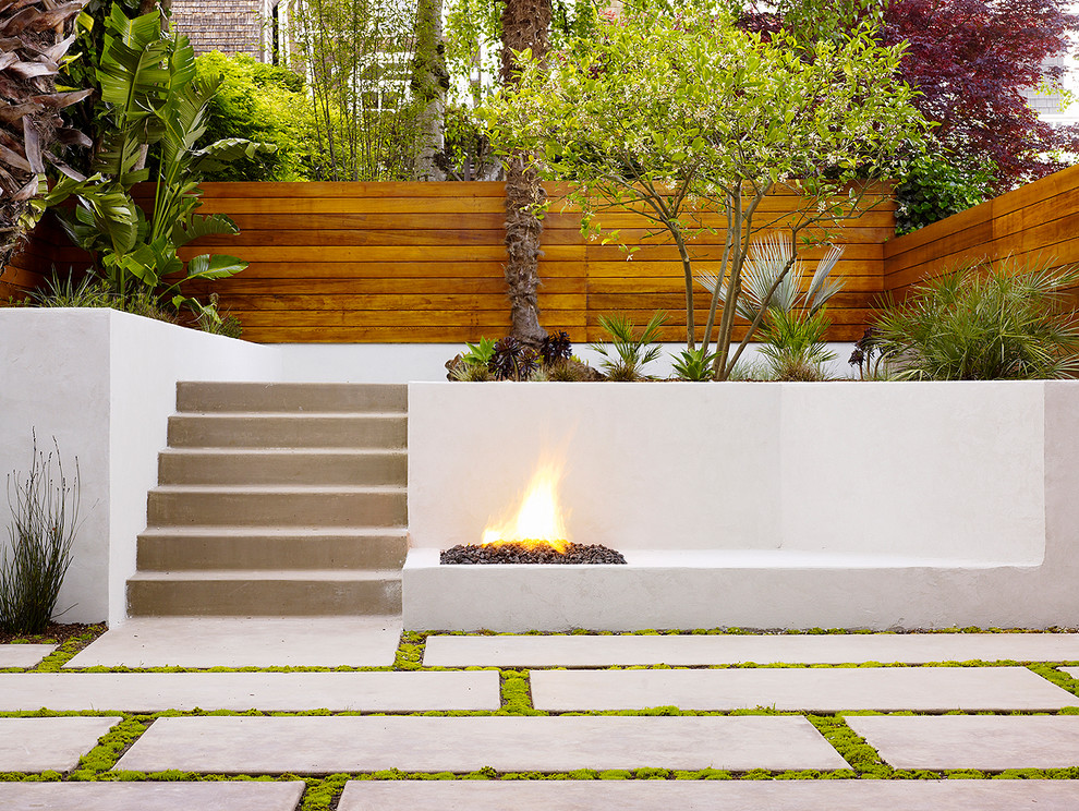 Идея дизайна: двор на заднем дворе в современном стиле с местом для костра