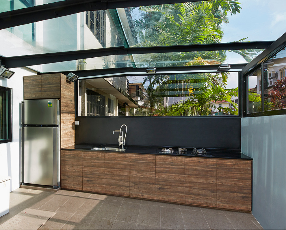 Exemple d'une grande terrasse arrière tendance avec une cuisine d'été, du carrelage et une extension de toiture.