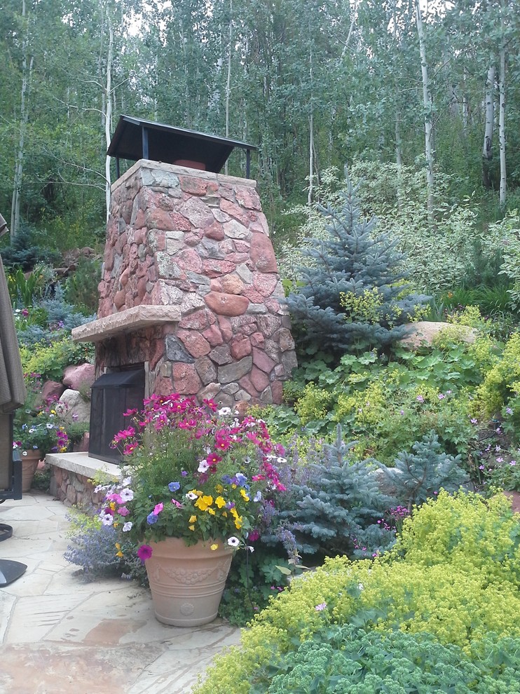 Mittelgroßer, Unbedeckter Eklektischer Patio hinter dem Haus mit Feuerstelle und Natursteinplatten in Denver