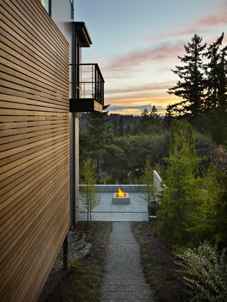 Moderner Patio mit Feuerstelle in Seattle