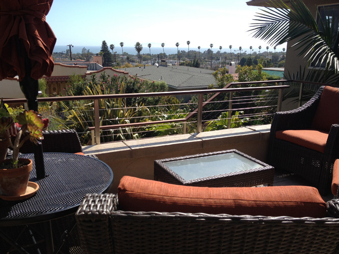 Example of a small minimalist patio design in Santa Barbara