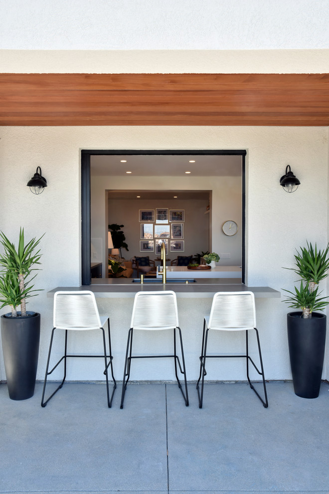 Überdachter Moderner Patio hinter dem Haus mit Betonplatten in San Diego