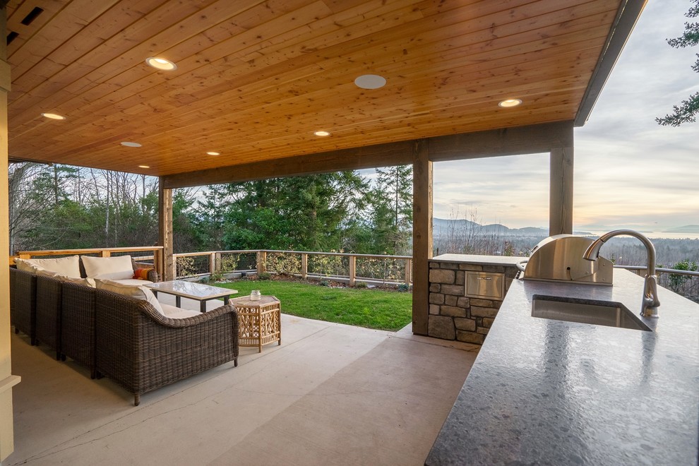 Mittelgroßer, Überdachter Klassischer Vorgarten mit Outdoor-Küche und Betonplatten in Seattle
