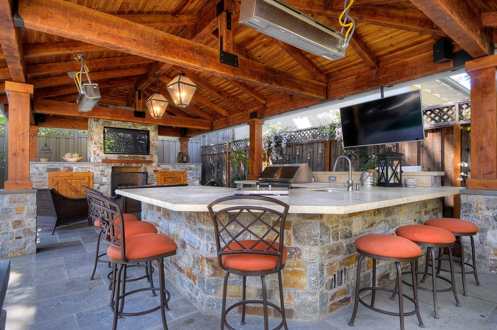 Foto de patio clásico renovado grande en patio trasero con cocina exterior, adoquines de piedra natural y cenador