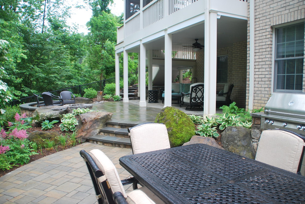 Immagine di un patio o portico classico di medie dimensioni e dietro casa con pavimentazioni in pietra naturale