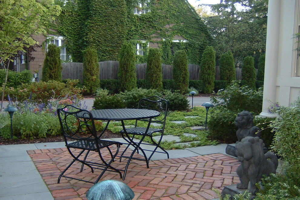 Пример оригинального дизайна: большой двор на заднем дворе в классическом стиле с мощением клинкерной брусчаткой