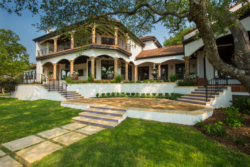 Foto di un grande patio o portico american style dietro casa con fontane e pavimentazioni in mattoni