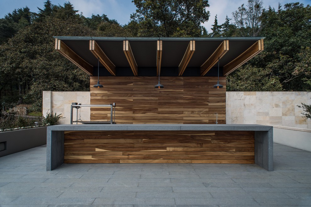 Photo of a contemporary patio in Mexico City with a bar area.