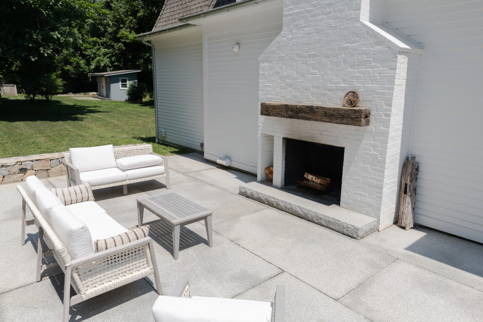 Стильный дизайн: двор на заднем дворе в стиле рустика с покрытием из каменной брусчатки - последний тренд