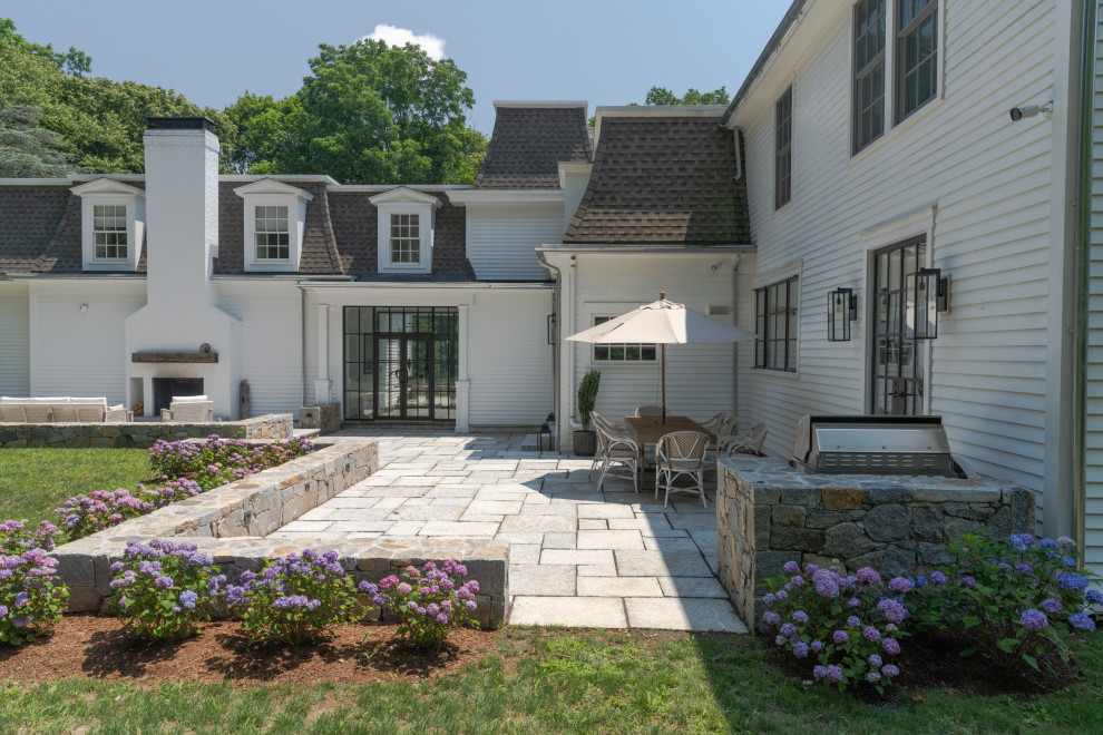 Пример оригинального дизайна: двор на заднем дворе в стиле рустика с уличным камином и покрытием из каменной брусчатки