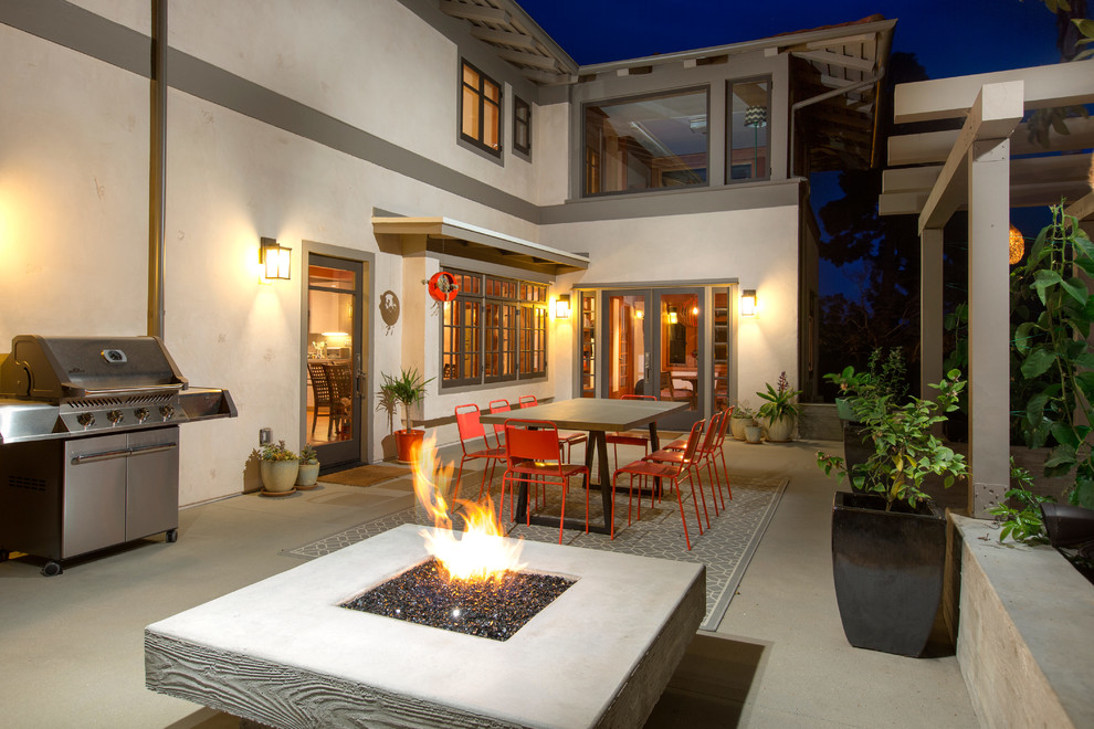 Unbedeckter, Großer Moderner Patio hinter dem Haus mit Outdoor-Küche und Betonboden in San Diego