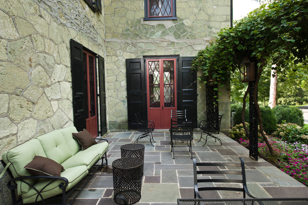 На фото: двор в классическом стиле с покрытием из каменной брусчатки без защиты от солнца с