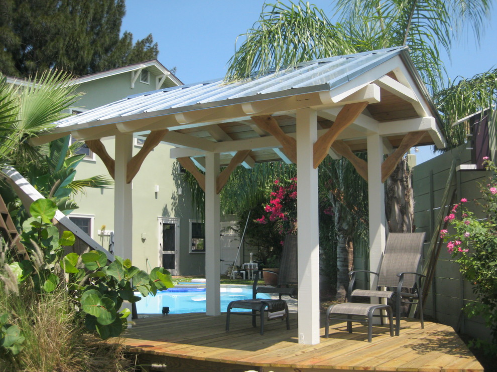Idee per un piccolo patio o portico stile marino dietro casa con un gazebo o capanno