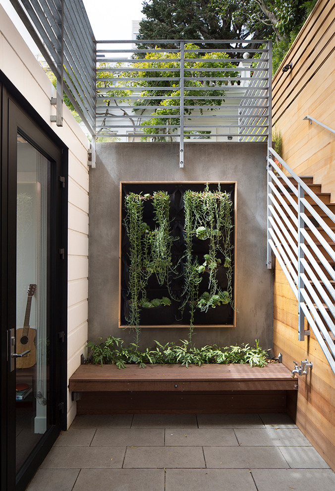 Foto di un patio o portico minimal con scale