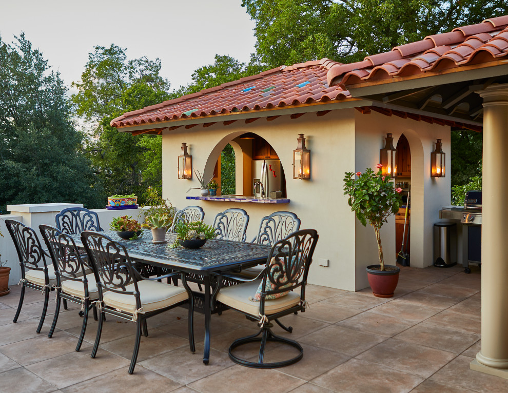 Imagen de patio mediterráneo grande en patio trasero y anexo de casas con cocina exterior y adoquines de piedra natural