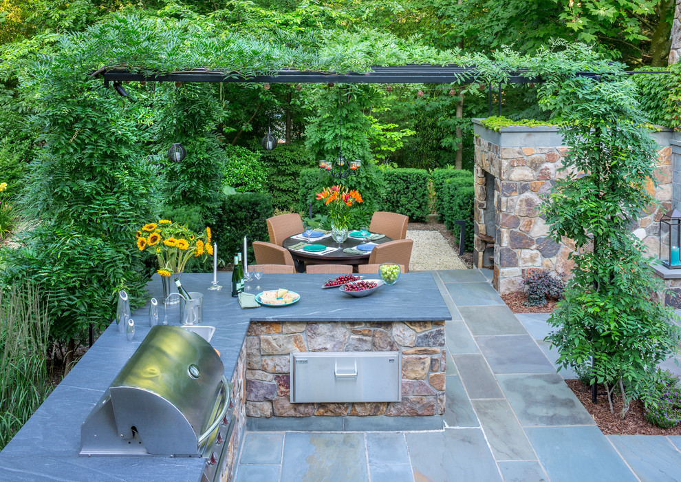 Unbedeckter Klassischer Patio hinter dem Haus mit Feuerstelle und Natursteinplatten in Washington, D.C.