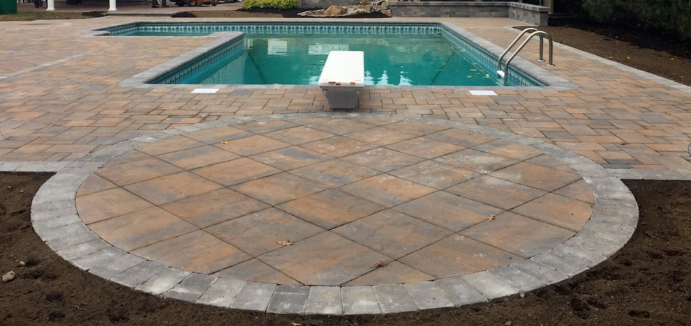 Пример оригинального дизайна: бассейн на заднем дворе в классическом стиле