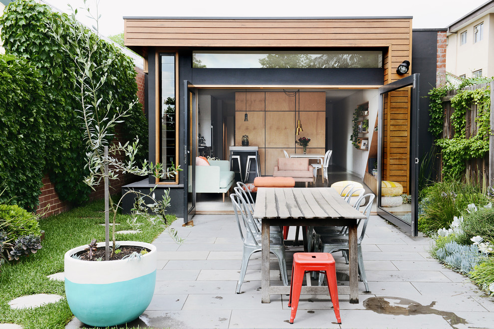 Imagen de patio contemporáneo de tamaño medio sin cubierta en patio trasero