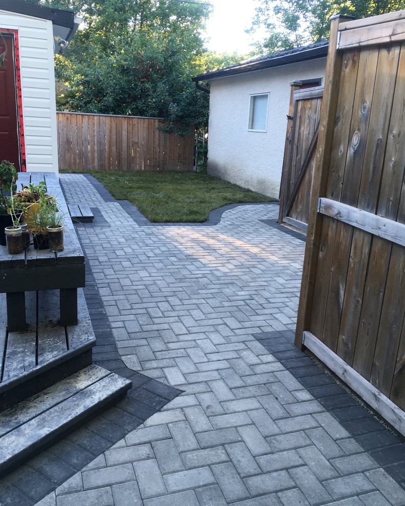 Esempio di un piccolo patio o portico minimalista dietro casa con pavimentazioni in mattoni e nessuna copertura