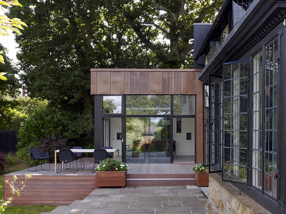 Großer, Unbedeckter Moderner Patio hinter dem Haus mit Dielen in Kent