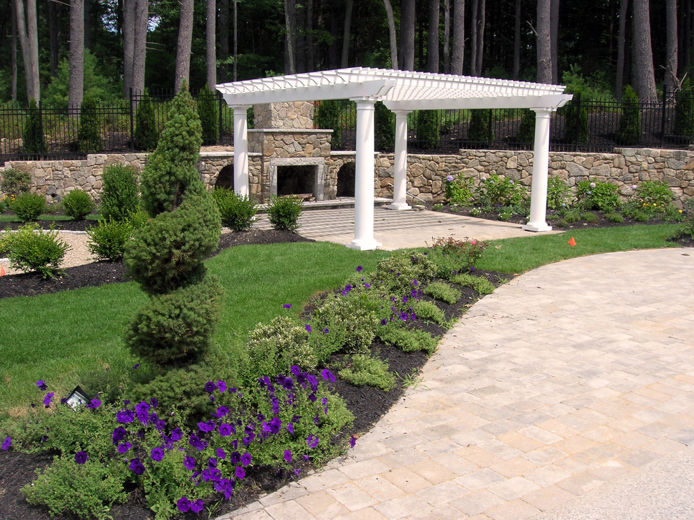 Diseño de patio de estilo americano de tamaño medio en patio trasero con brasero, adoquines de hormigón y pérgola