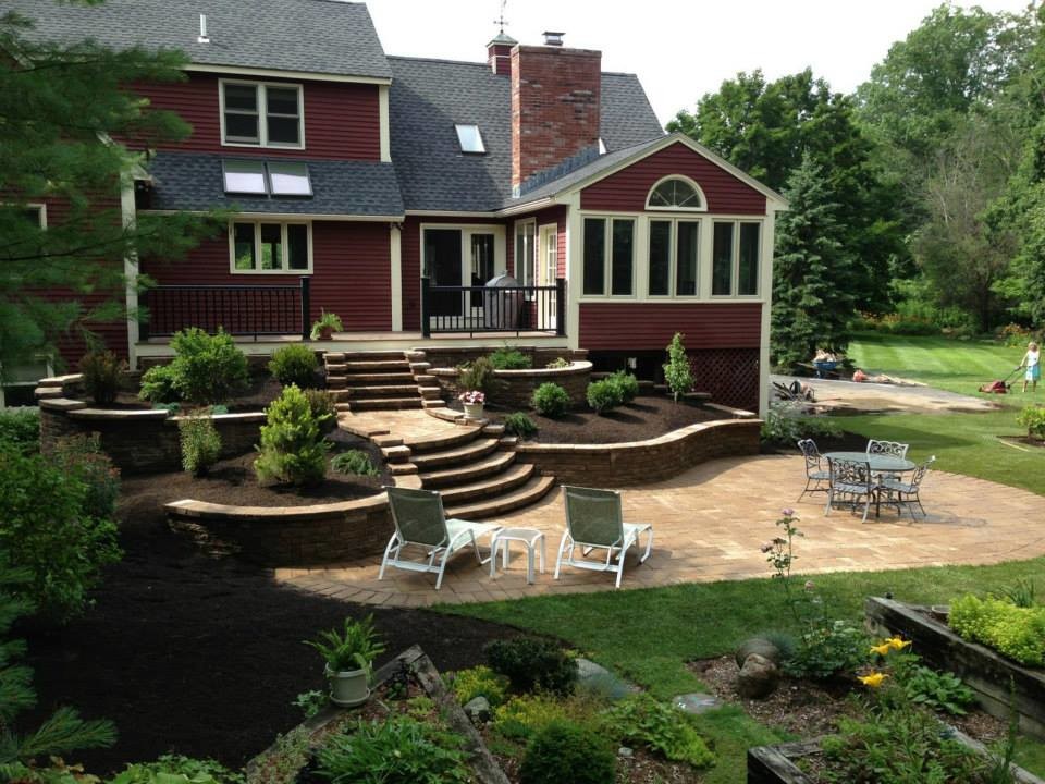 Cette image montre un jardin potager et terrasse design de taille moyenne avec des pavés en béton.