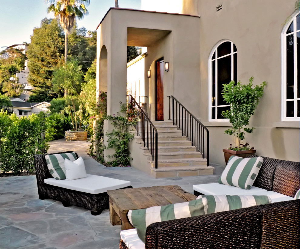 Источник вдохновения для домашнего уюта: двор в средиземноморском стиле с покрытием из каменной брусчатки и навесом