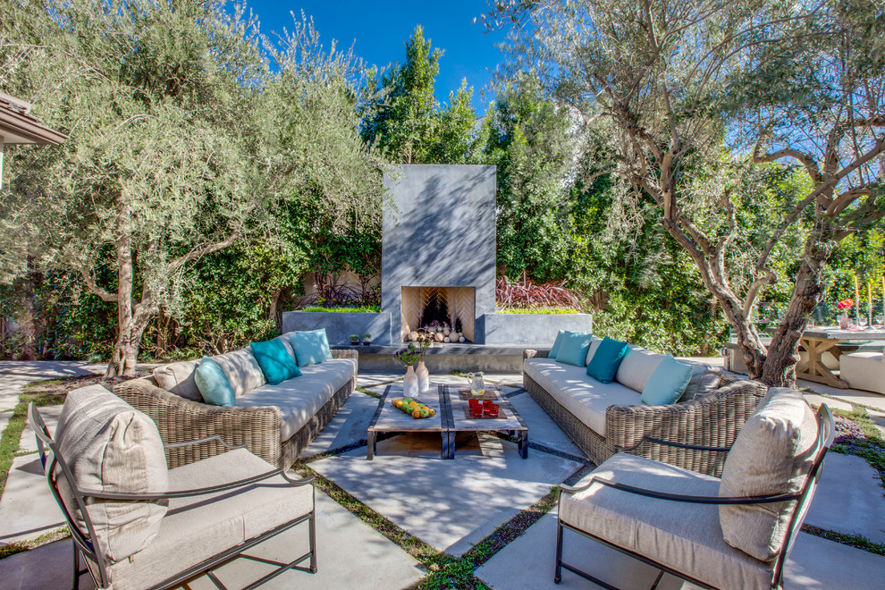 Photo of a contemporary patio in Los Angeles with a fire feature.