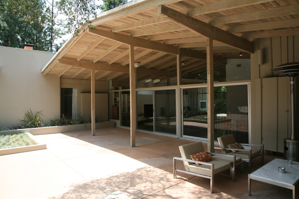 This is an example of a midcentury patio in Los Angeles.