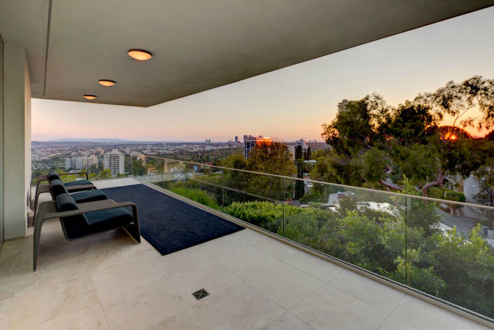 Inspiration for a modern patio remodel in Los Angeles