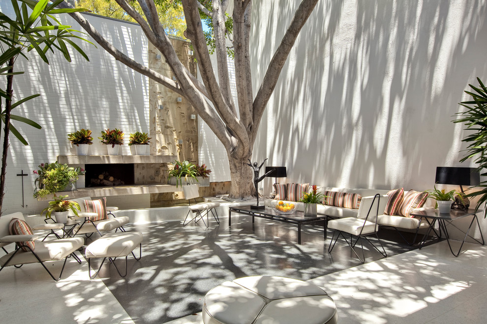 Ispirazione per un patio o portico contemporaneo di medie dimensioni e in cortile con lastre di cemento