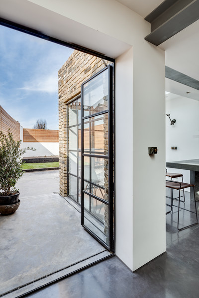 Immagine di un piccolo patio o portico design dietro casa con lastre di cemento e nessuna copertura