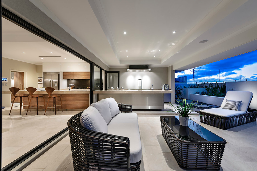 Стильный дизайн: двор в современном стиле с летней кухней и навесом - последний тренд
