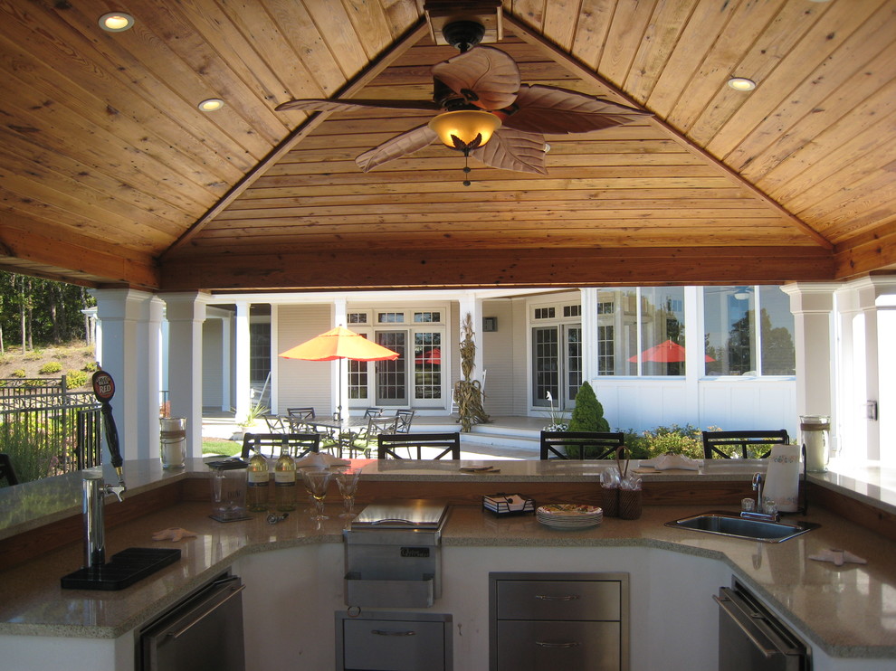 Ejemplo de patio de estilo americano grande en patio trasero con cocina exterior, losas de hormigón y cenador