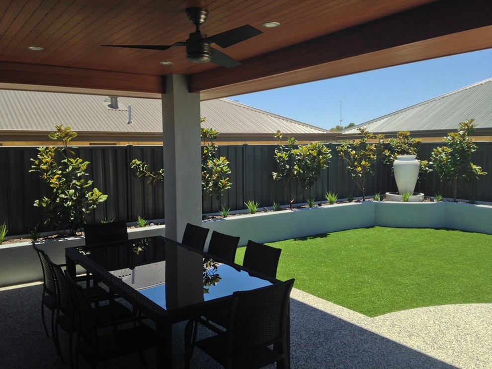 Großer Moderner Patio hinter dem Haus mit Outdoor-Küche, Stempelbeton und Gazebo in Perth