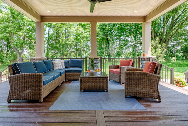 Idée de décoration pour une terrasse en bois arrière tradition de taille moyenne avec une cuisine d'été et une extension de toiture.