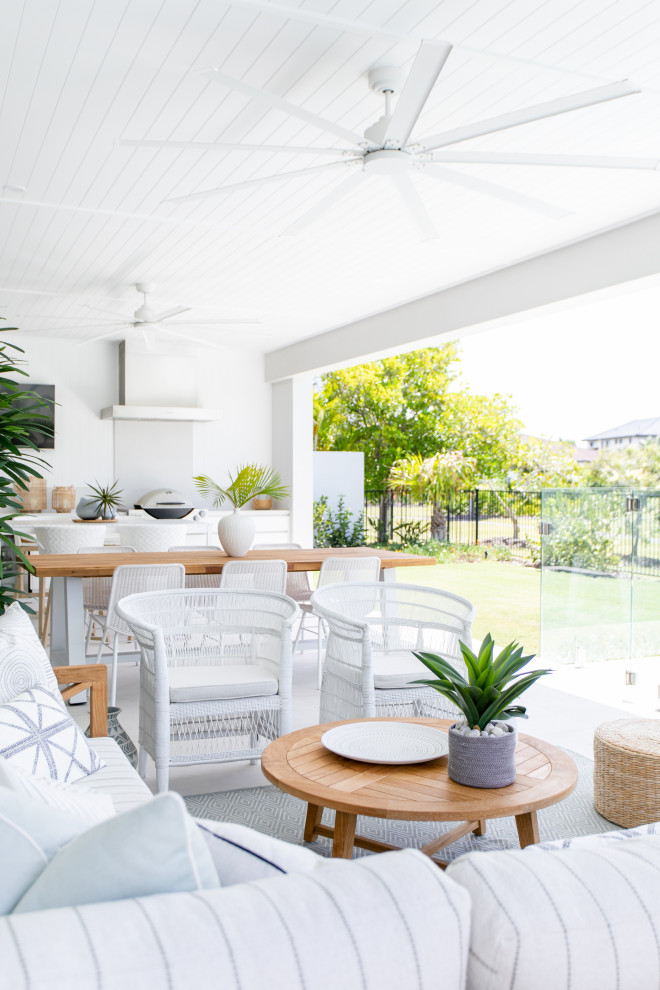Inspiration pour une grande terrasse arrière marine avec une cuisine d'été et une extension de toiture.