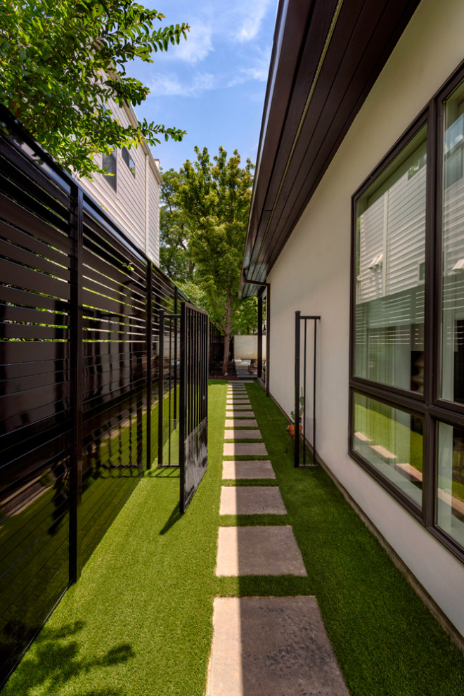 Idee per un patio o portico moderno di medie dimensioni e nel cortile laterale con pavimentazioni in cemento e un tetto a sbalzo