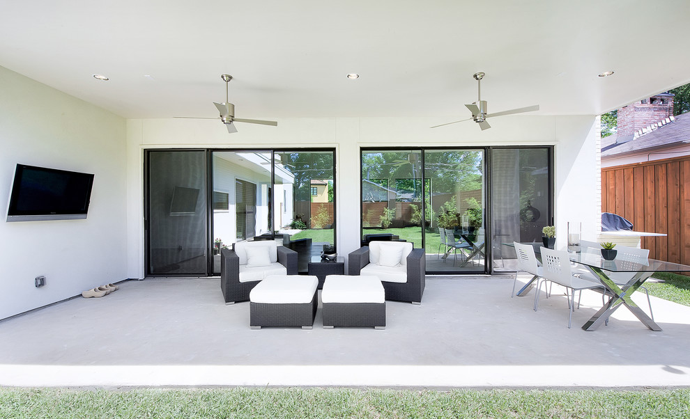 Esempio di un patio o portico minimalista