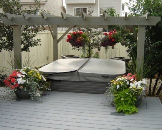 Exemple d'une terrasse arrière avec un point d'eau et un auvent.
