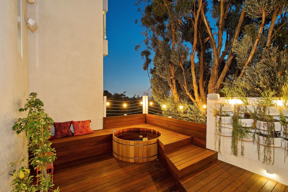 Großer, Unbedeckter Moderner Patio hinter dem Haus mit Pflanzwand und Dielen in Los Angeles